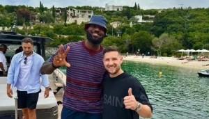 开赛前的惬意时光！詹姆斯现身希腊科孚岛度假 与当地球迷合影