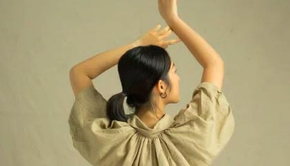 80万的009光辉 在姚明面前像老头乐 2米29巨人坐进去很费劲